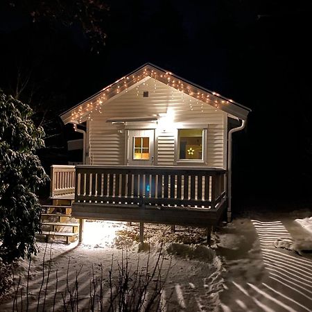 Stuga I Naturskoent Omrade Pa Vaestra Tjoern Saby Bagian luar foto