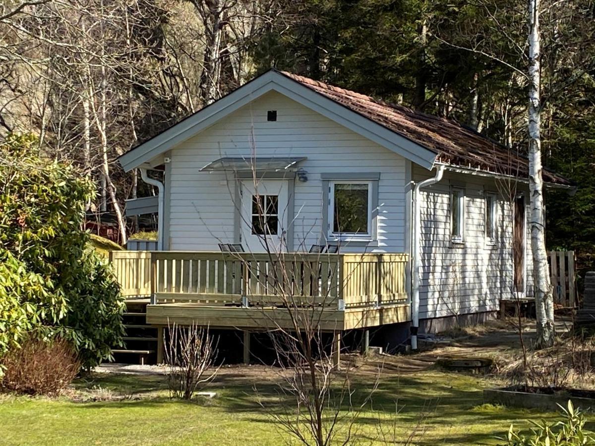Stuga I Naturskoent Omrade Pa Vaestra Tjoern Saby Bagian luar foto