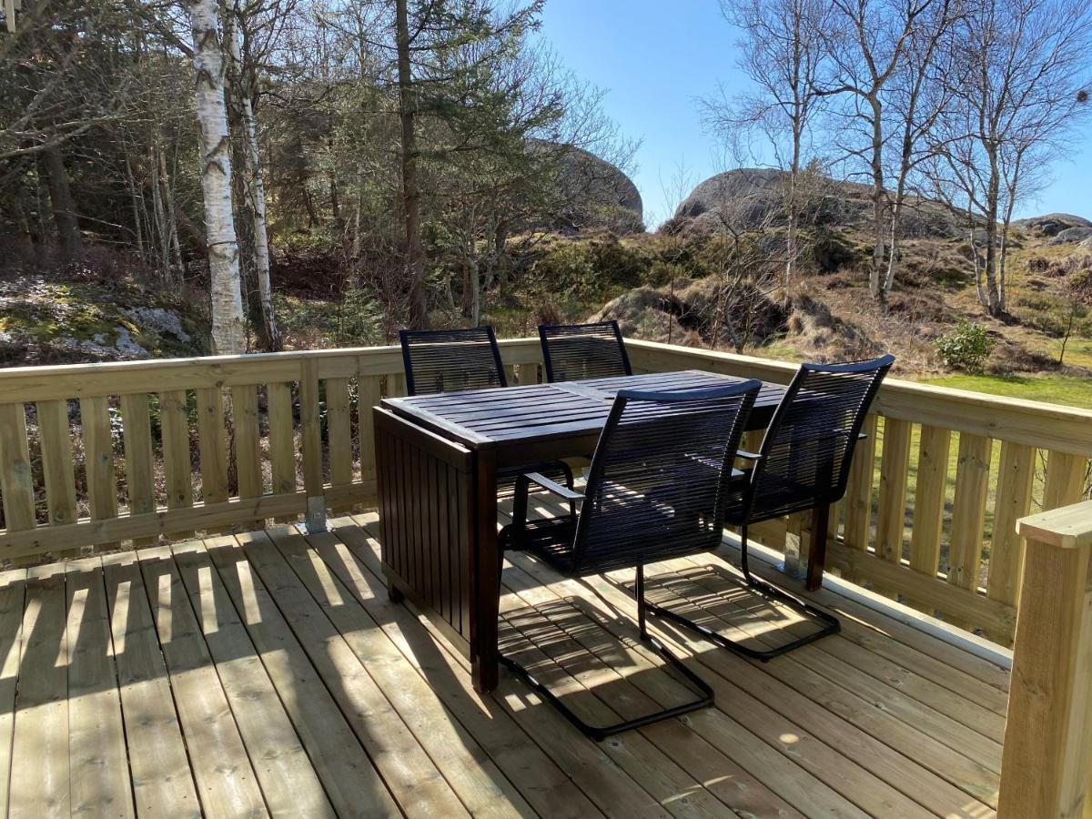 Stuga I Naturskoent Omrade Pa Vaestra Tjoern Saby Bagian luar foto