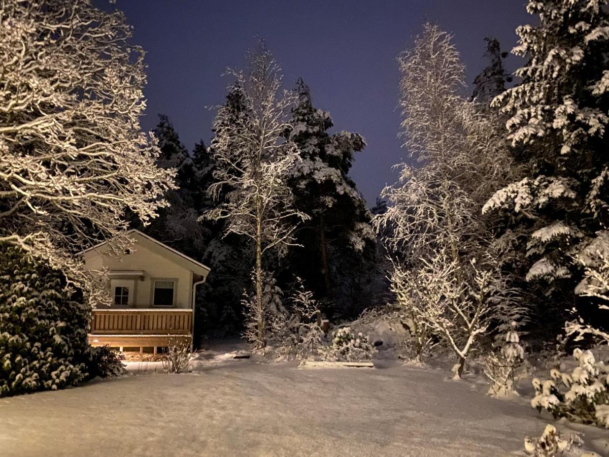 Stuga I Naturskoent Omrade Pa Vaestra Tjoern Saby Bagian luar foto