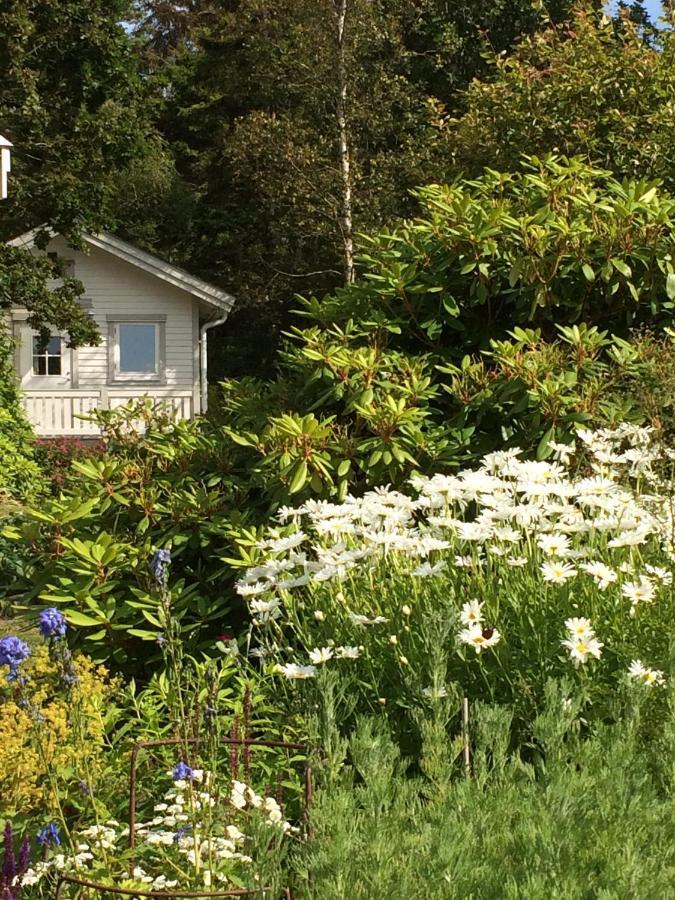 Stuga I Naturskoent Omrade Pa Vaestra Tjoern Saby Bagian luar foto
