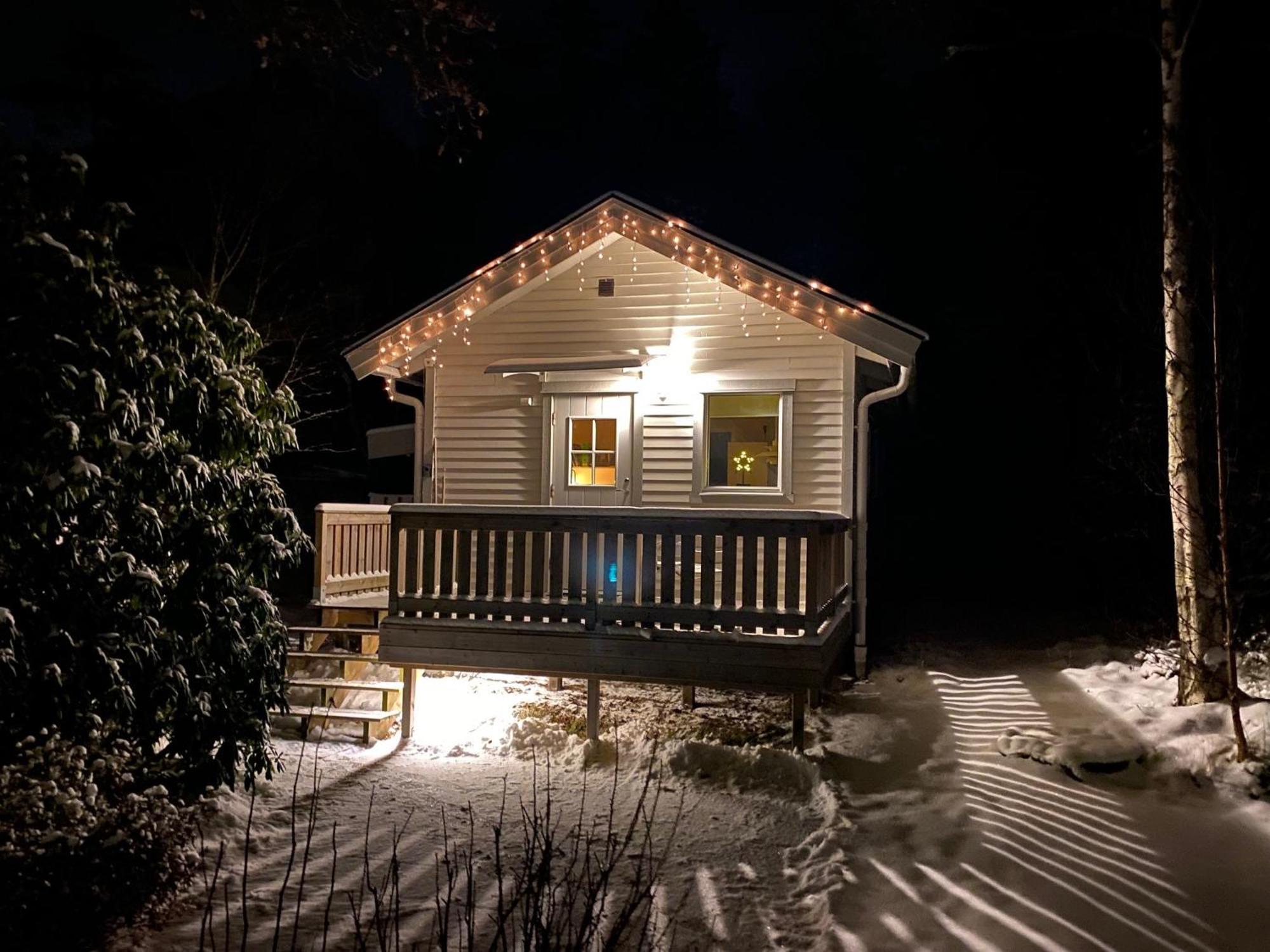 Stuga I Naturskoent Omrade Pa Vaestra Tjoern Saby Bagian luar foto