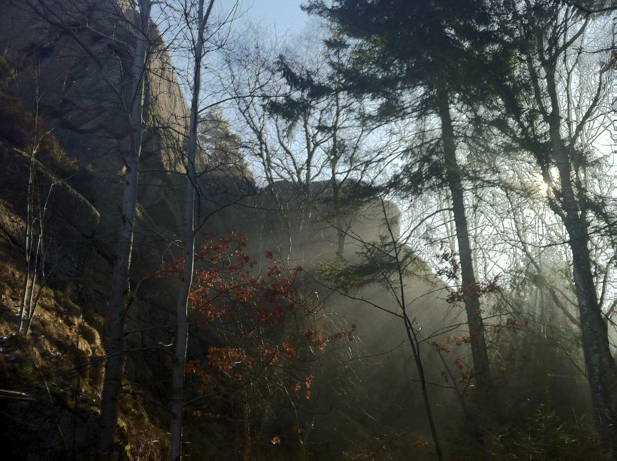 Stuga I Naturskoent Omrade Pa Vaestra Tjoern Saby Bagian luar foto