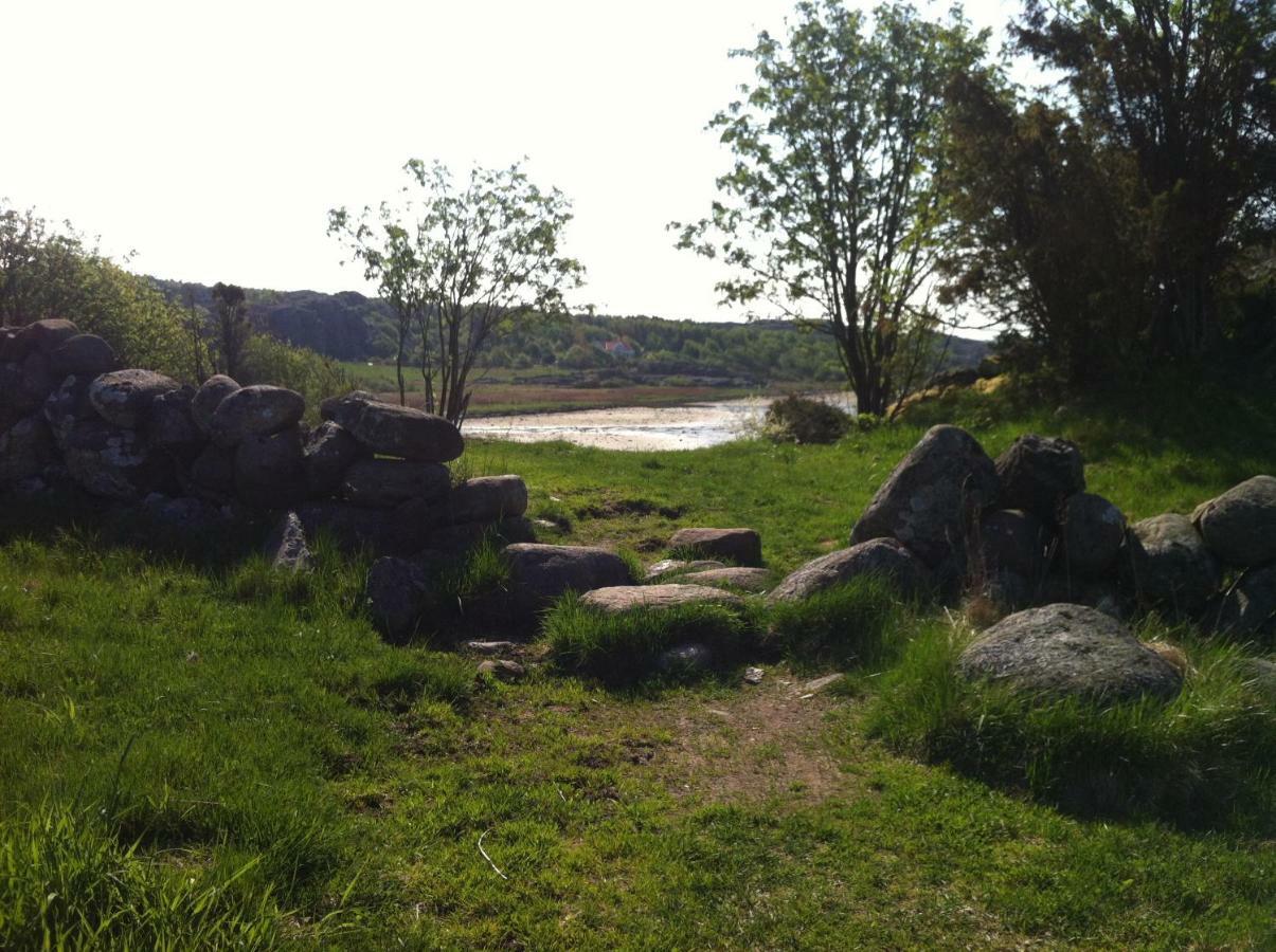 Stuga I Naturskoent Omrade Pa Vaestra Tjoern Saby Bagian luar foto
